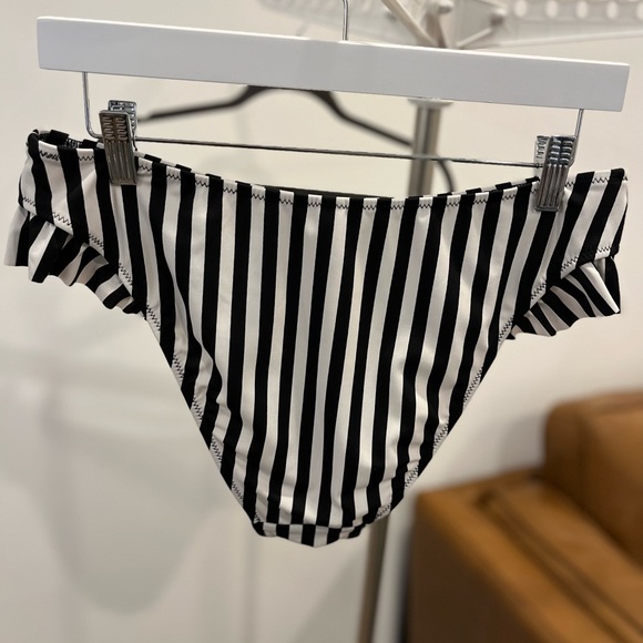 🔲 Striped Bikini Bottoms with Hip Ruffle - Picture 2 of 8